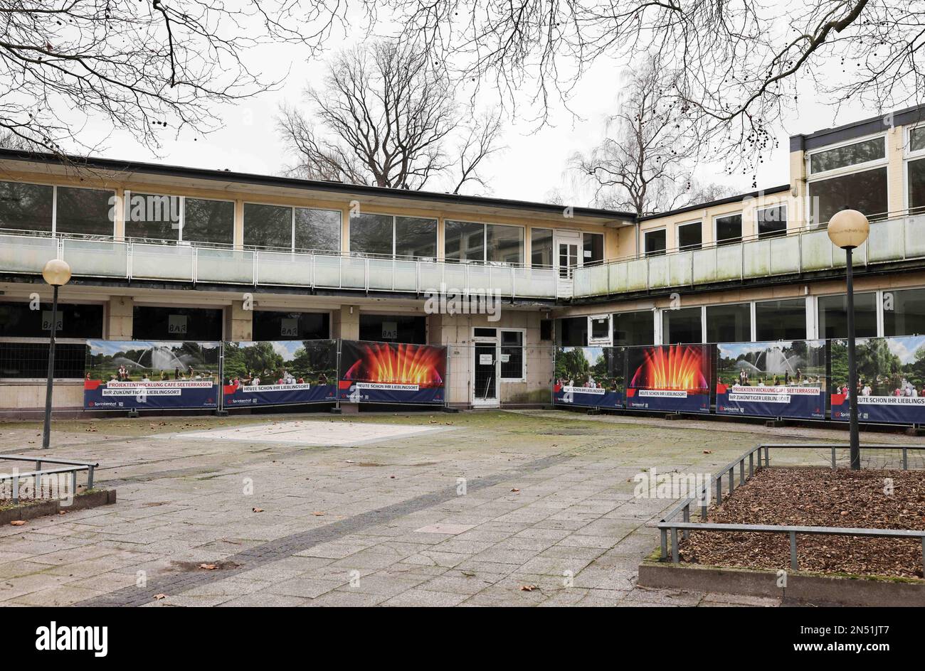 Hamburg, Germany. 23rd Jan, 2023. Exterior view of the currently closed 'Cafe Seeterrassen' in the park 'Planten un Blomen'. Credit: Christian Charisius/dpa/Alamy Live News Stock Photo