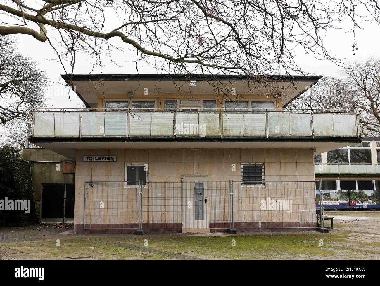 Hamburg, Germany. 23rd Jan, 2023. Exterior view of the currently closed 'Cafe Seeterrassen' in the park 'Planten un Blomen'. Credit: Christian Charisius/dpa/Alamy Live News Stock Photo