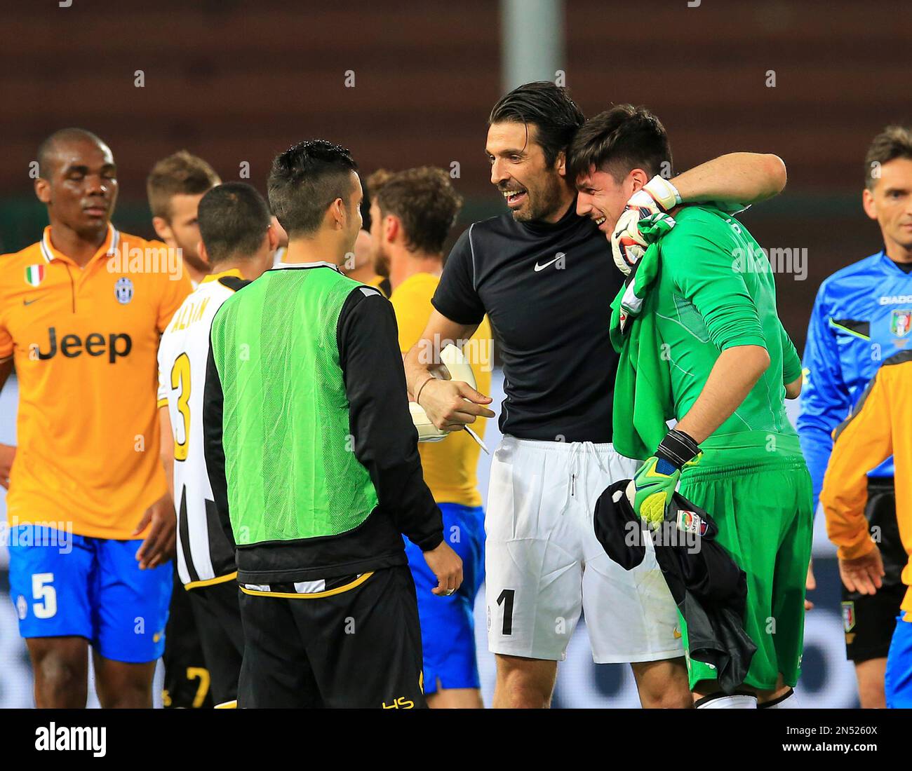 Scuffet Juventus goalkeeper Gianluigi Buffon, left, congratulates Udinese ...