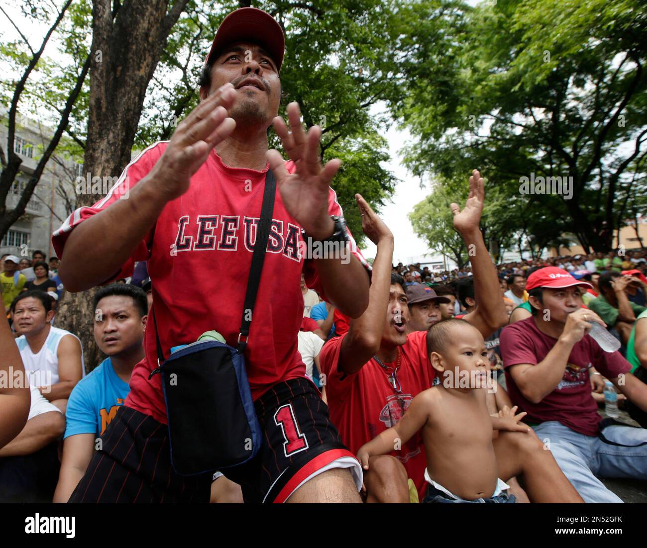 Filipinos cheer as they watch the WBO World Welterweight championship ...