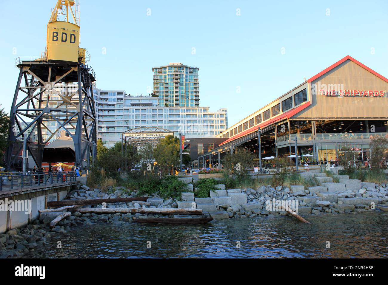 The Lonsdale Quay waterfront boardwalk Stock Photo Alamy