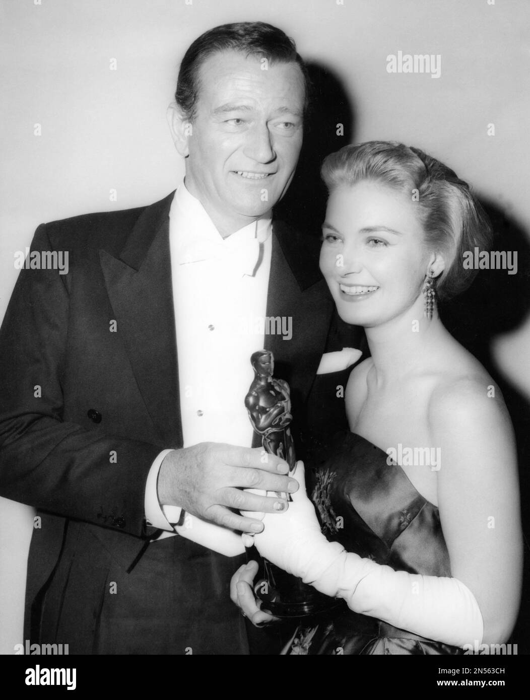 joanne-woodward-happily-holds-the-motion-picture-academy-award-oscar