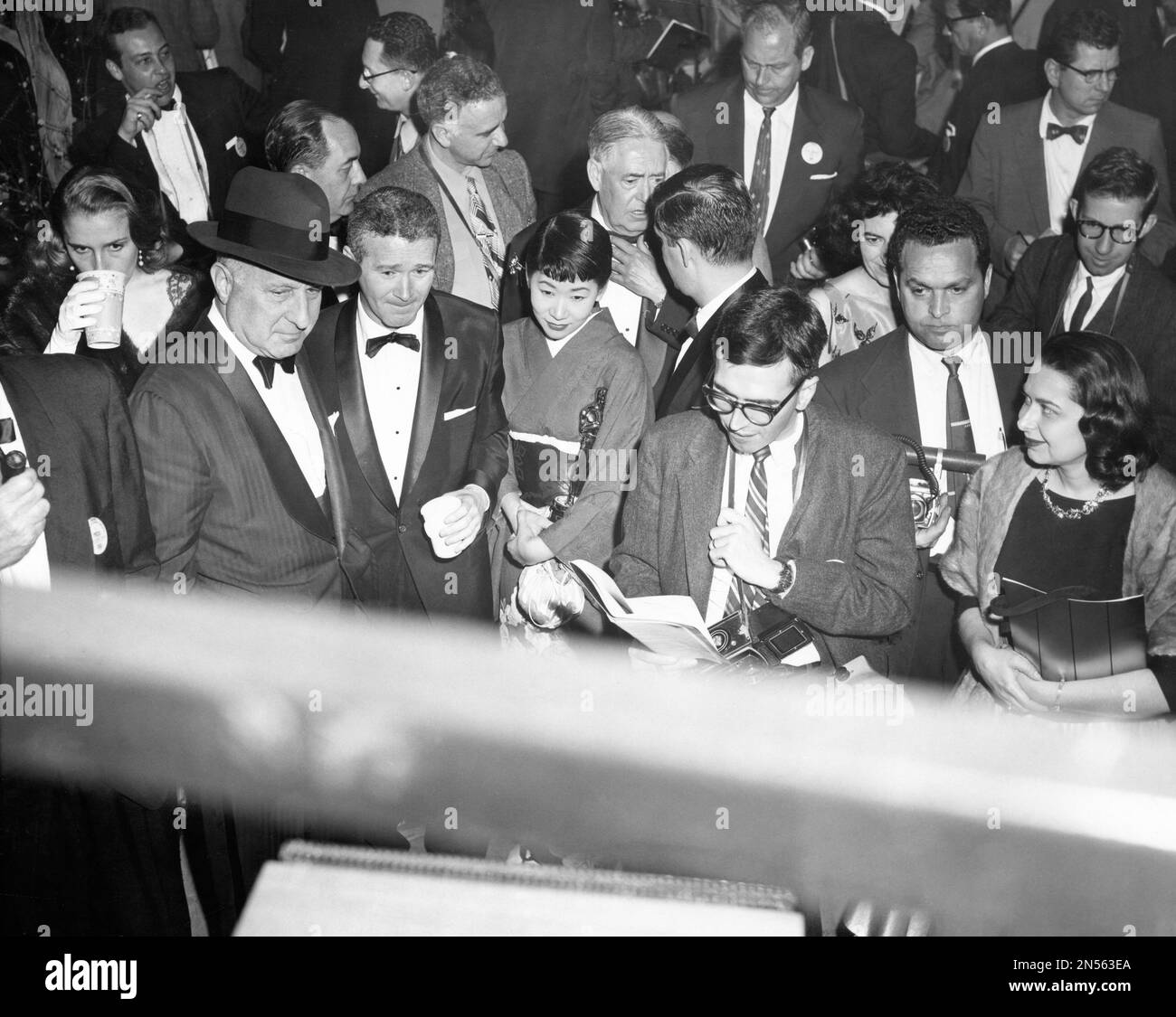 miyoshi-umeki-the-first-japanese-to-win-an-academy-award-stands-in