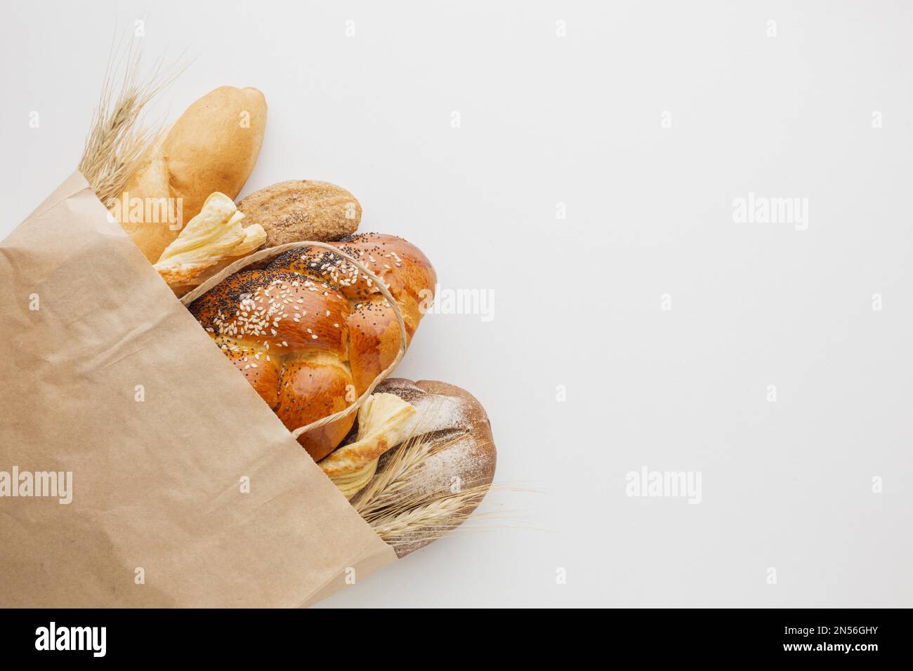 https://c8.alamy.com/comp/2N56GHY/paper-bag-with-variety-bread-resolution-and-high-quality-beautiful-photo-2N56GHY.jpg