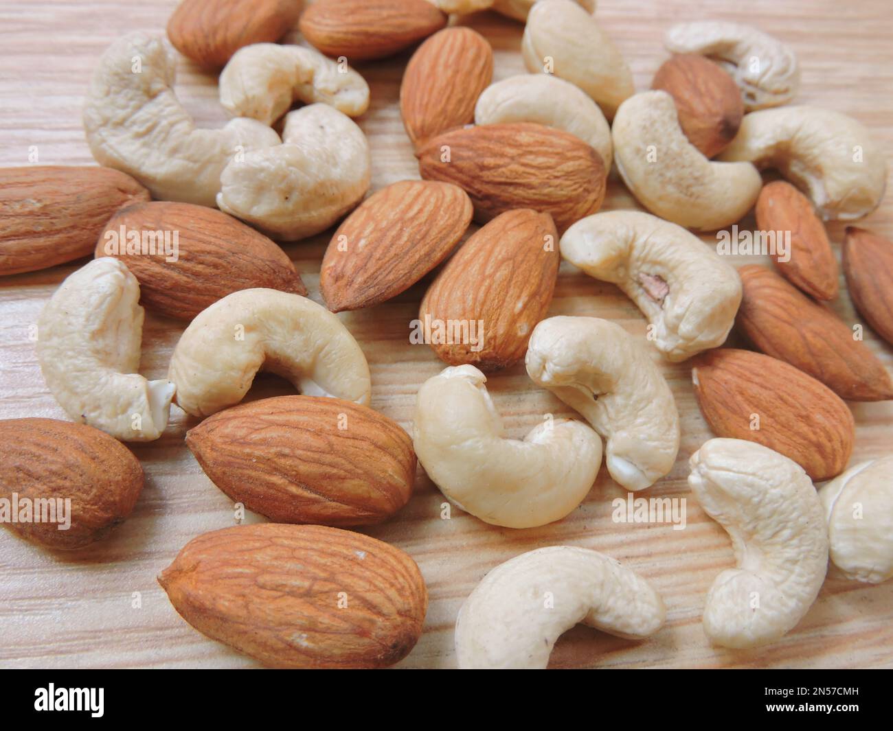 Almonds and cashews are rich in monounsaturated and polyunsaturated