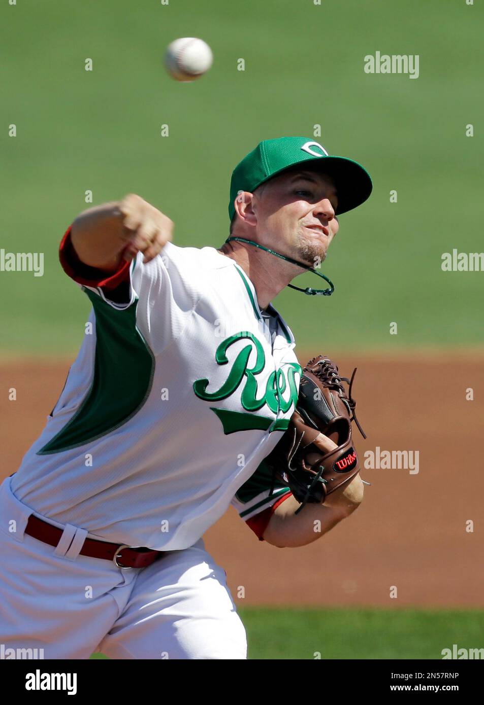 Cincinnati Reds starting pitcher Mike Leake delivers against the ...