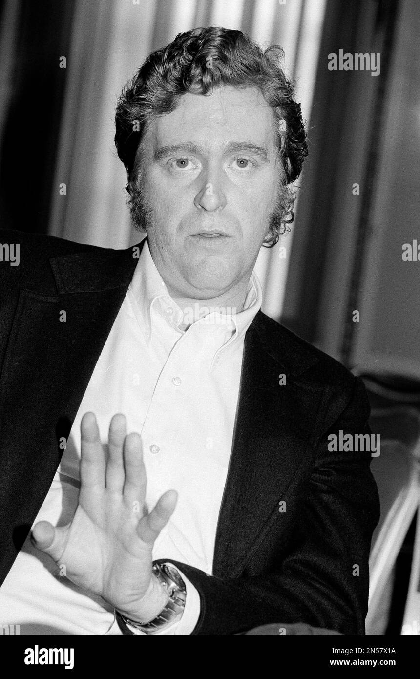 Investigative reporter Ernest Volkman tells members of the National