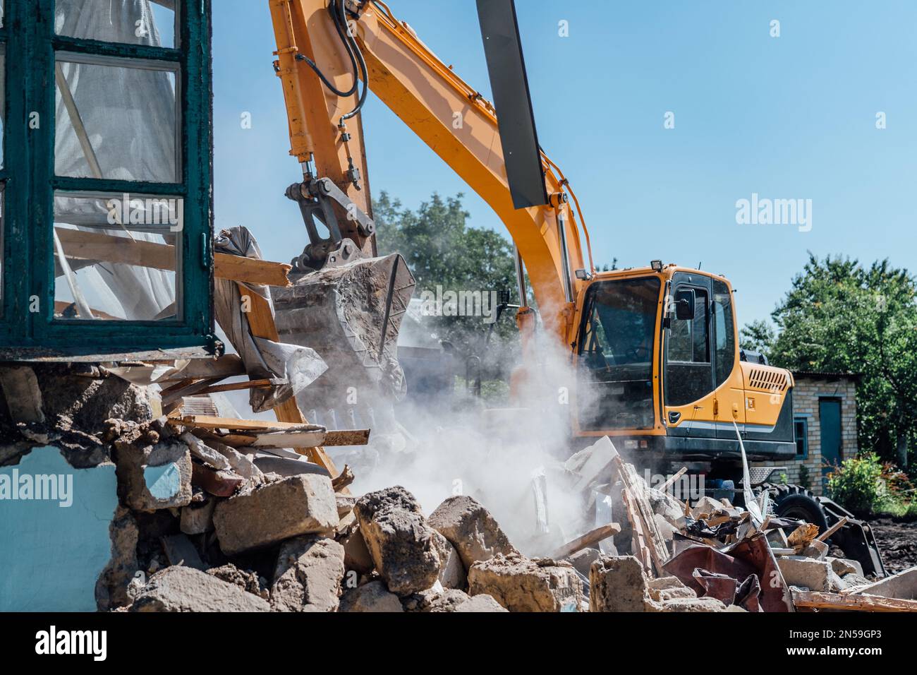 Demolition of building. Excavator destroy old house Stock Photo Alamy