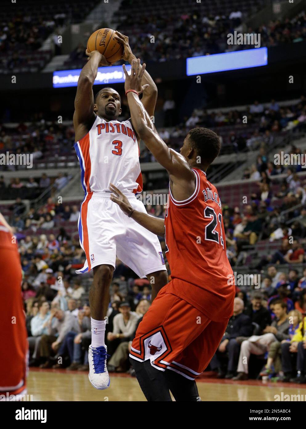 Detroit Pistons guard Rodney Stuckey (3) shoots over Chicago Bulls ...