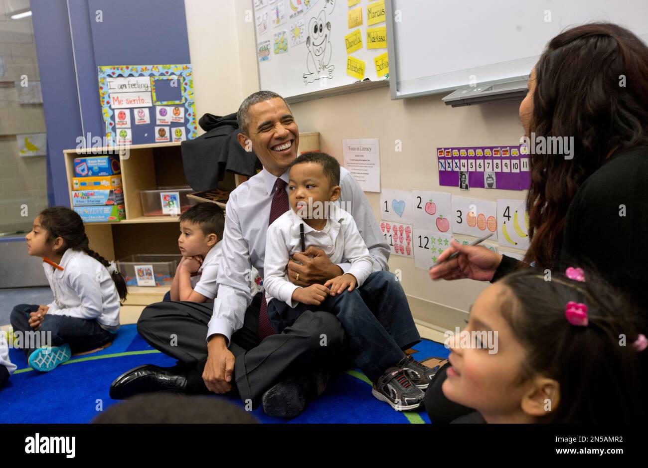 Tổng thống Barack Obama trò chuyện với giáo viên Graciela Segovia...