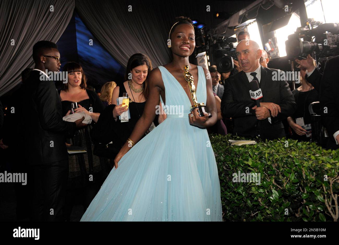 Lupita Nyong'o, winner of the award for best actress in a supporting(02)