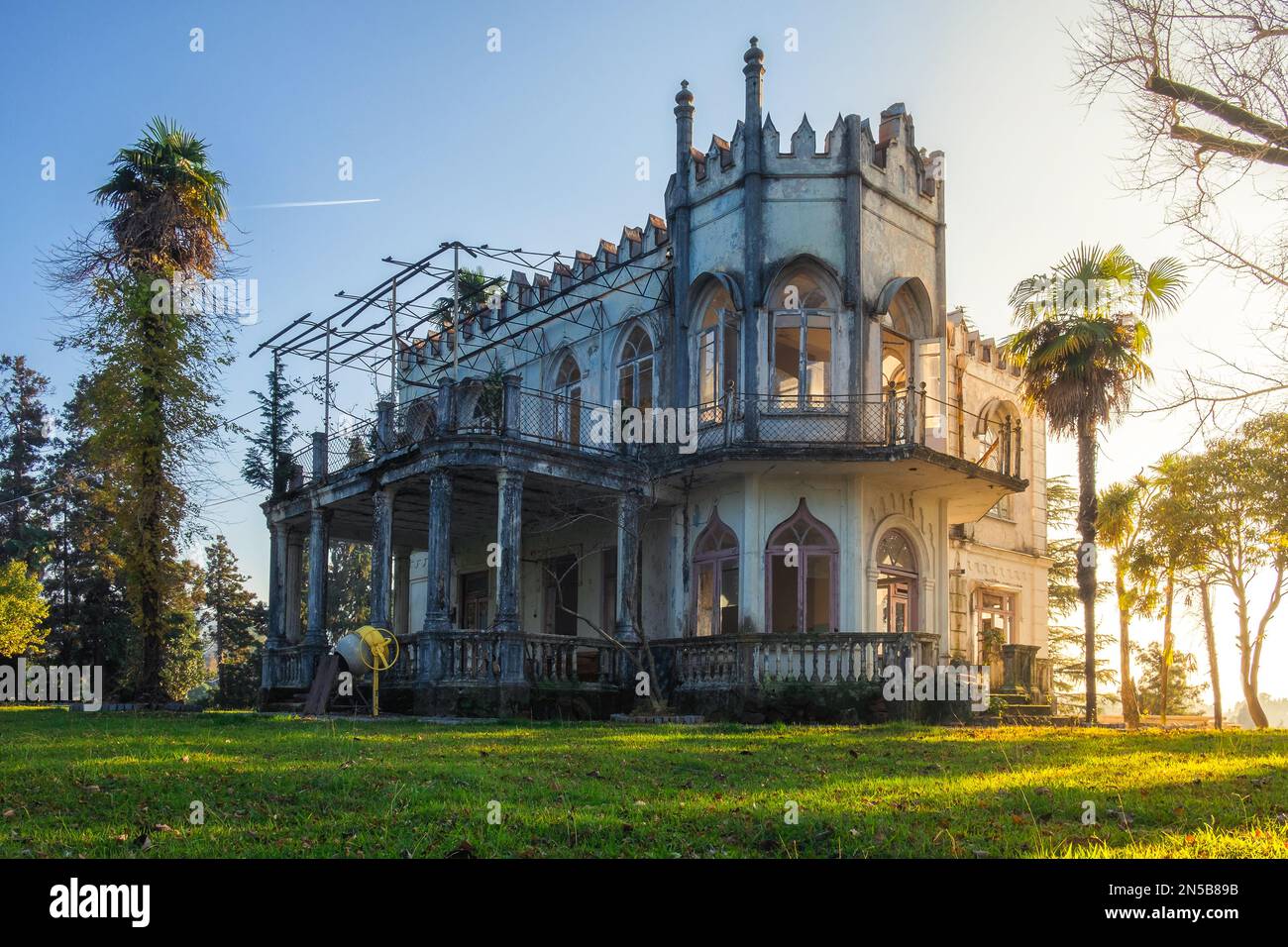 Old abandoned house or mansion in sunny day. Vintage haunted building in Georgia Stock Photo