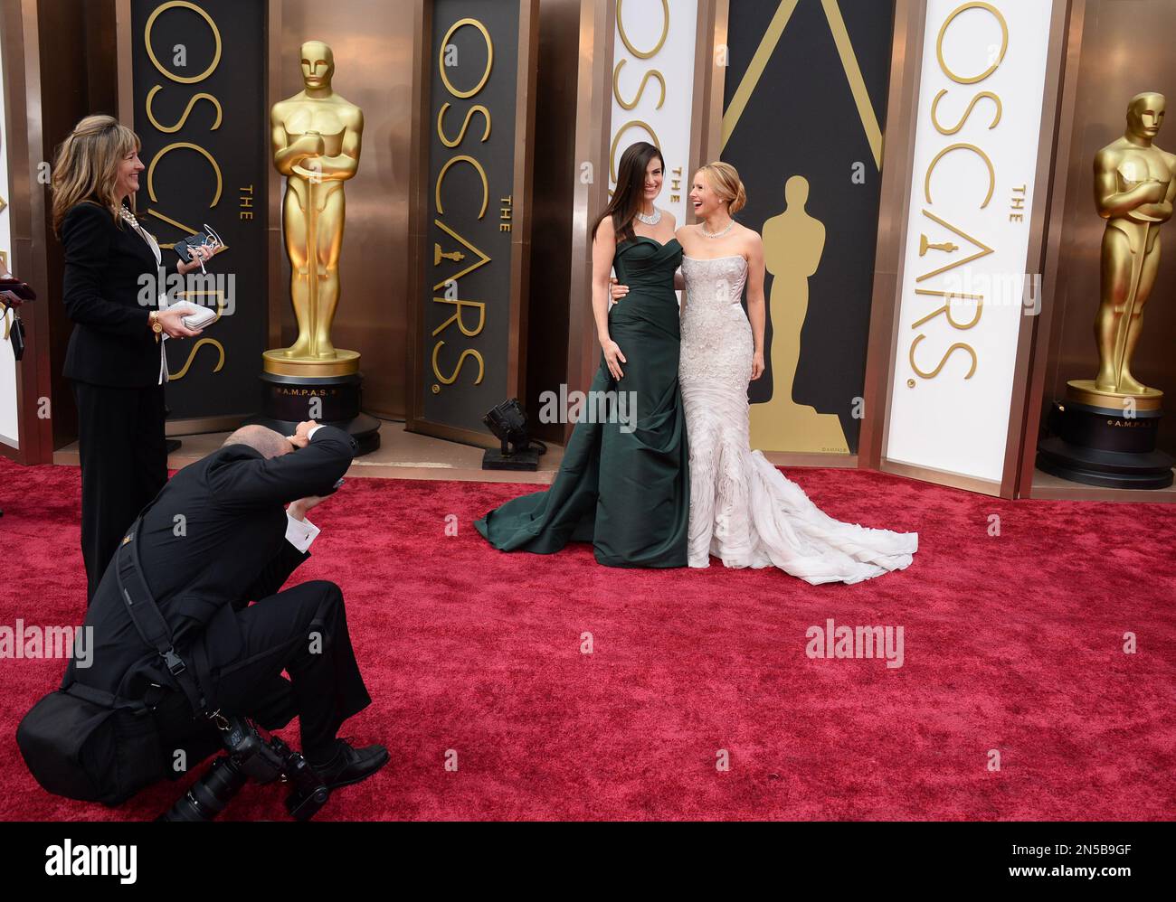 Idina Menzel, left, and Kristen Bell arrive at the Oscars on Sunday, March  2, 2014, at the Dolby Theatre in Los Angeles. (Photo by Jordan  Strauss/Invision/AP Stock Photo - Alamy, image size:1300x998