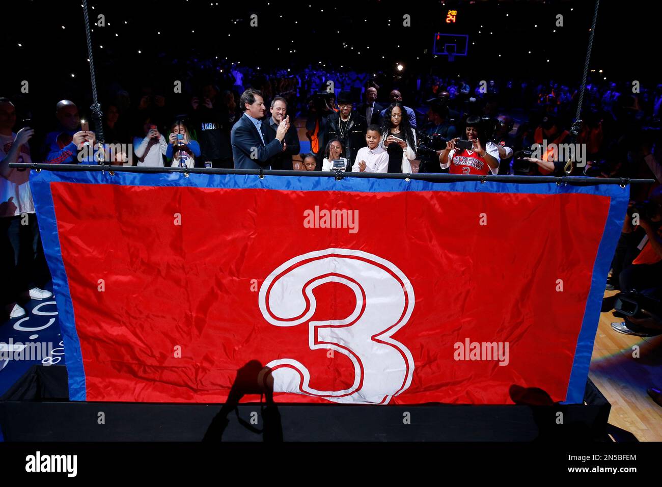 Philadelphia 76ers Allen Iverson center drives past Golden