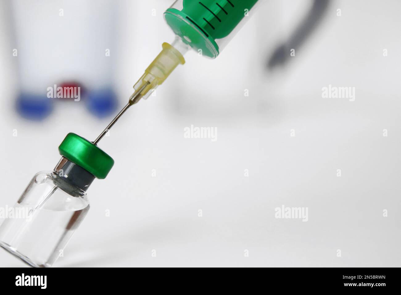 draw up the syringe Stock Photo Alamy