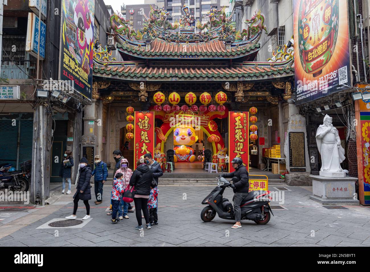 People are gathered in front of Qingshan temple in Wanhua District in Taipei, Taiwan. Stock Photo