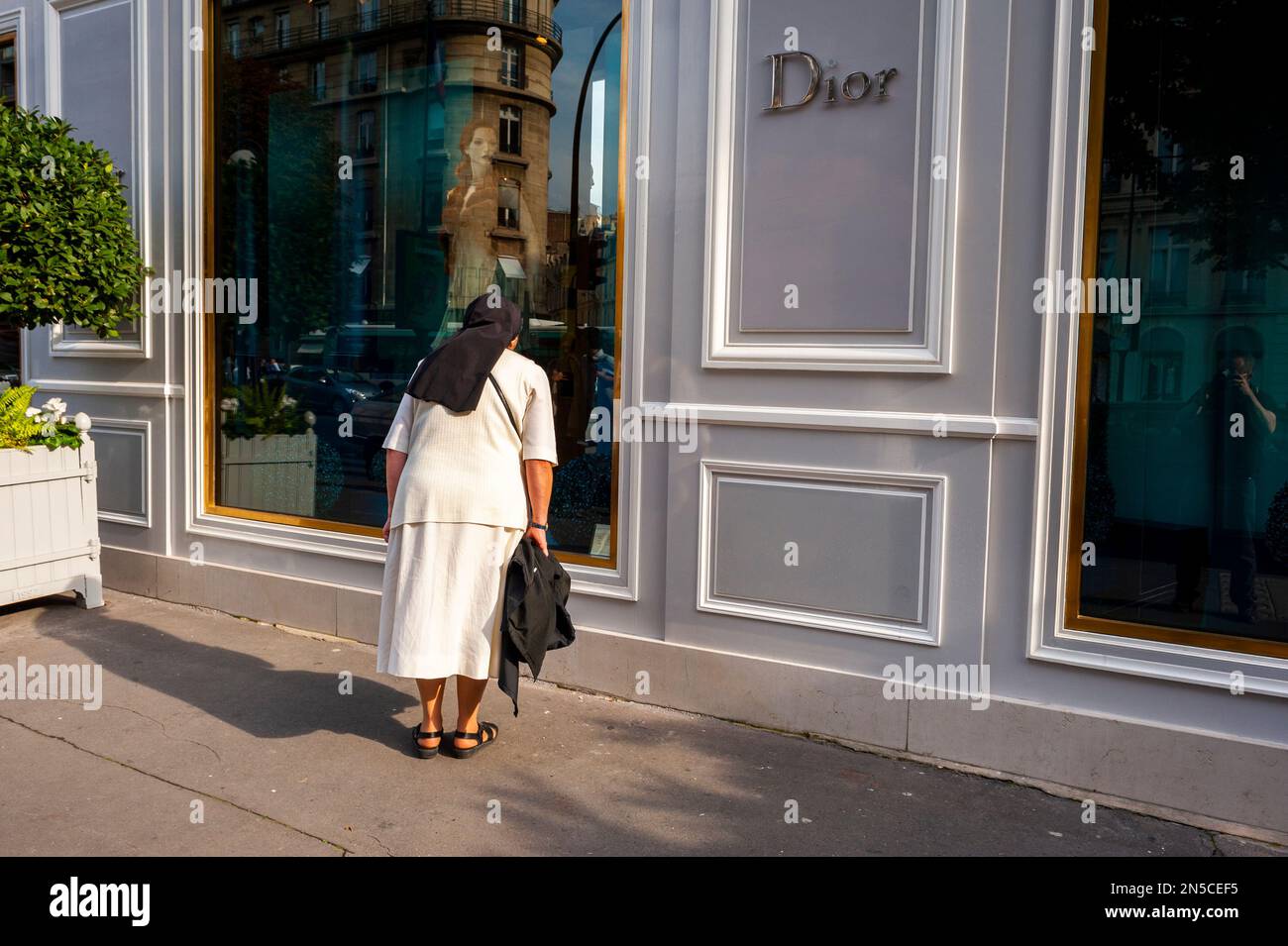 Dior Shop Avenue Montaigne, Paris, France Stock Photo - Alamy