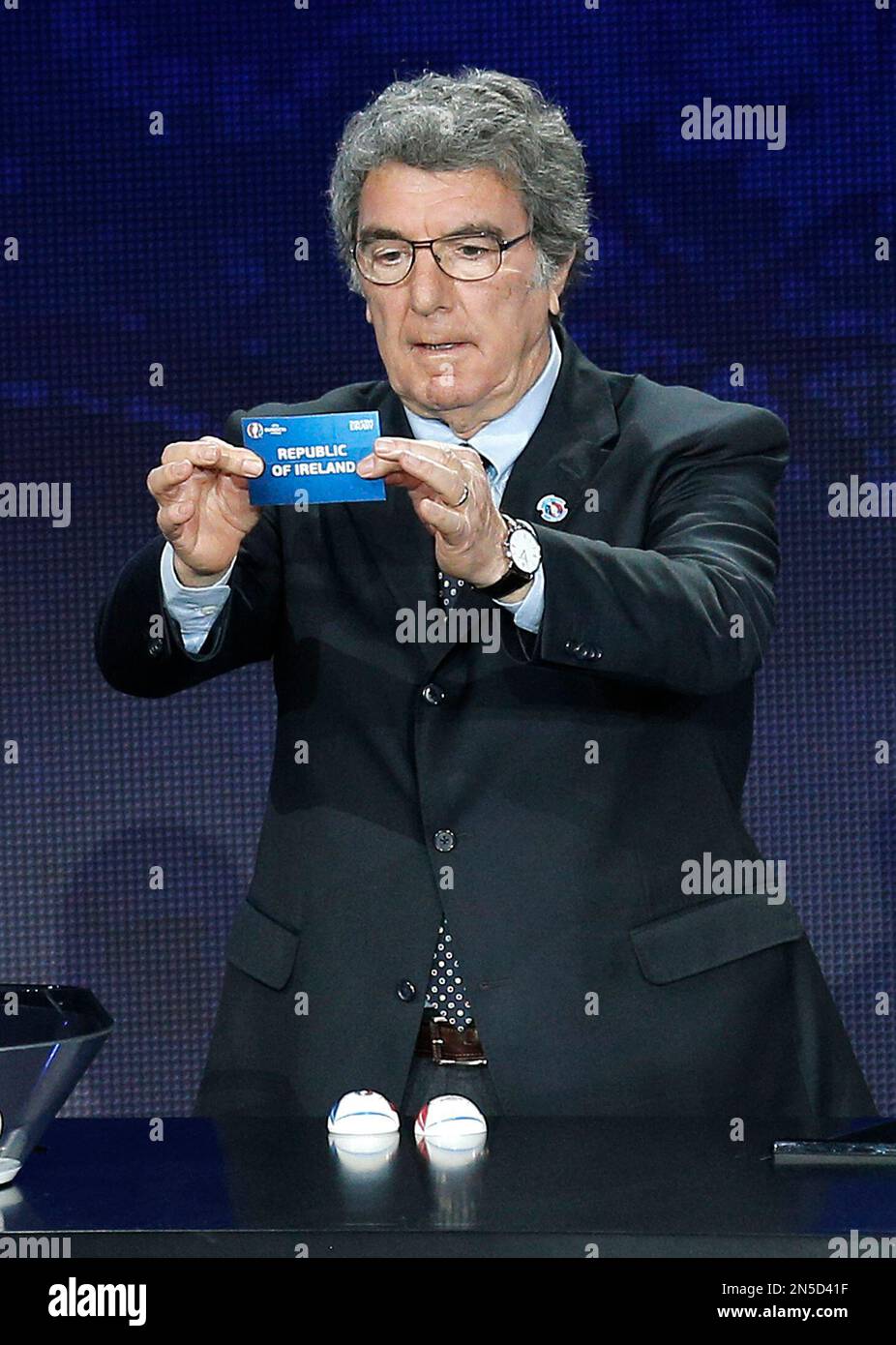 Italian former soccer goalkeeper Dino Zoff shows the draw of Republic