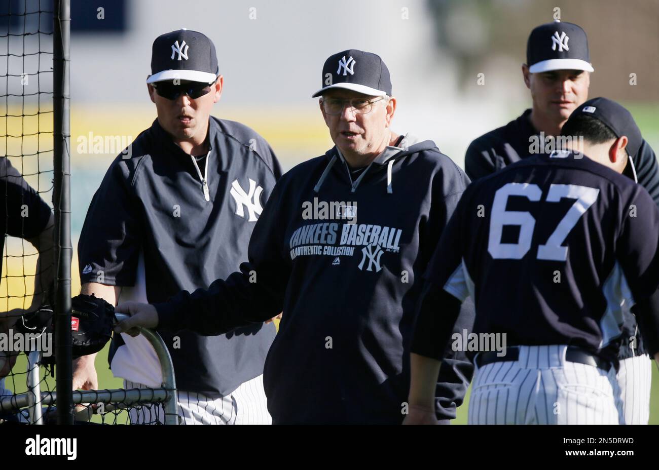 New York Yankees pitching coach Larry Rothschild, center, talks to his ...