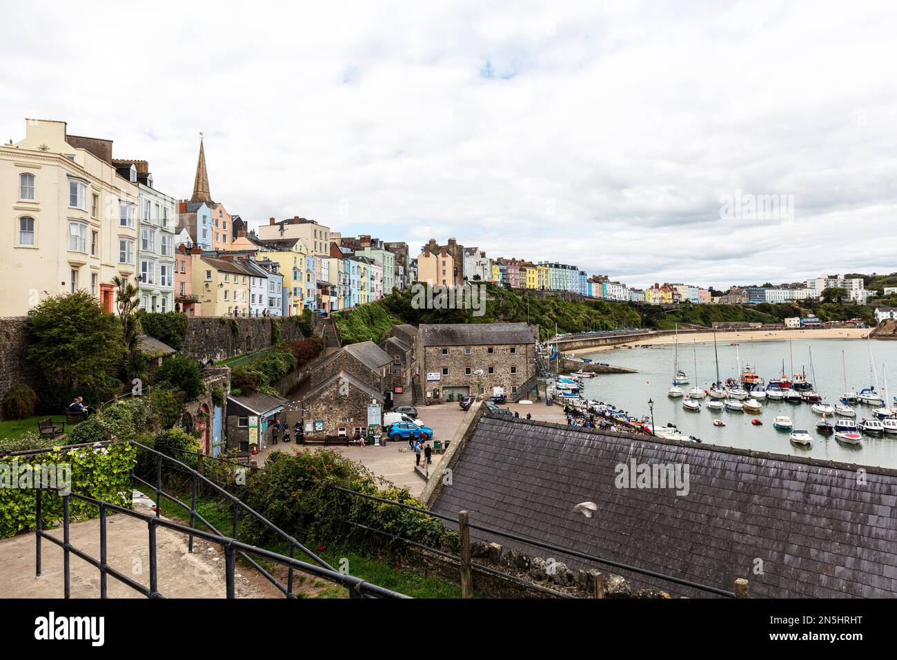 Tenby harbour and town houses overlooking, Tenby, Pembrokeshire, Wales, Tenby harbor, Tenby Wales, Tenby UK, harbour, harbor, UK, houses, boats, boat Stock Photo