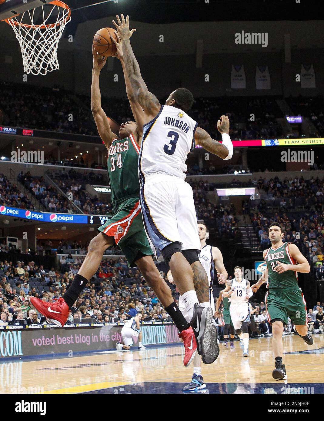 Milwaukee Bucks guard Giannis Antetokounmpo (34) goes to the basket