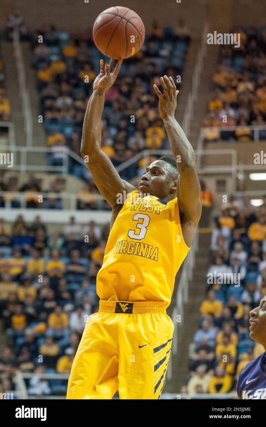 West Virginia's Juwan Staten (3) shoots during the second half of an