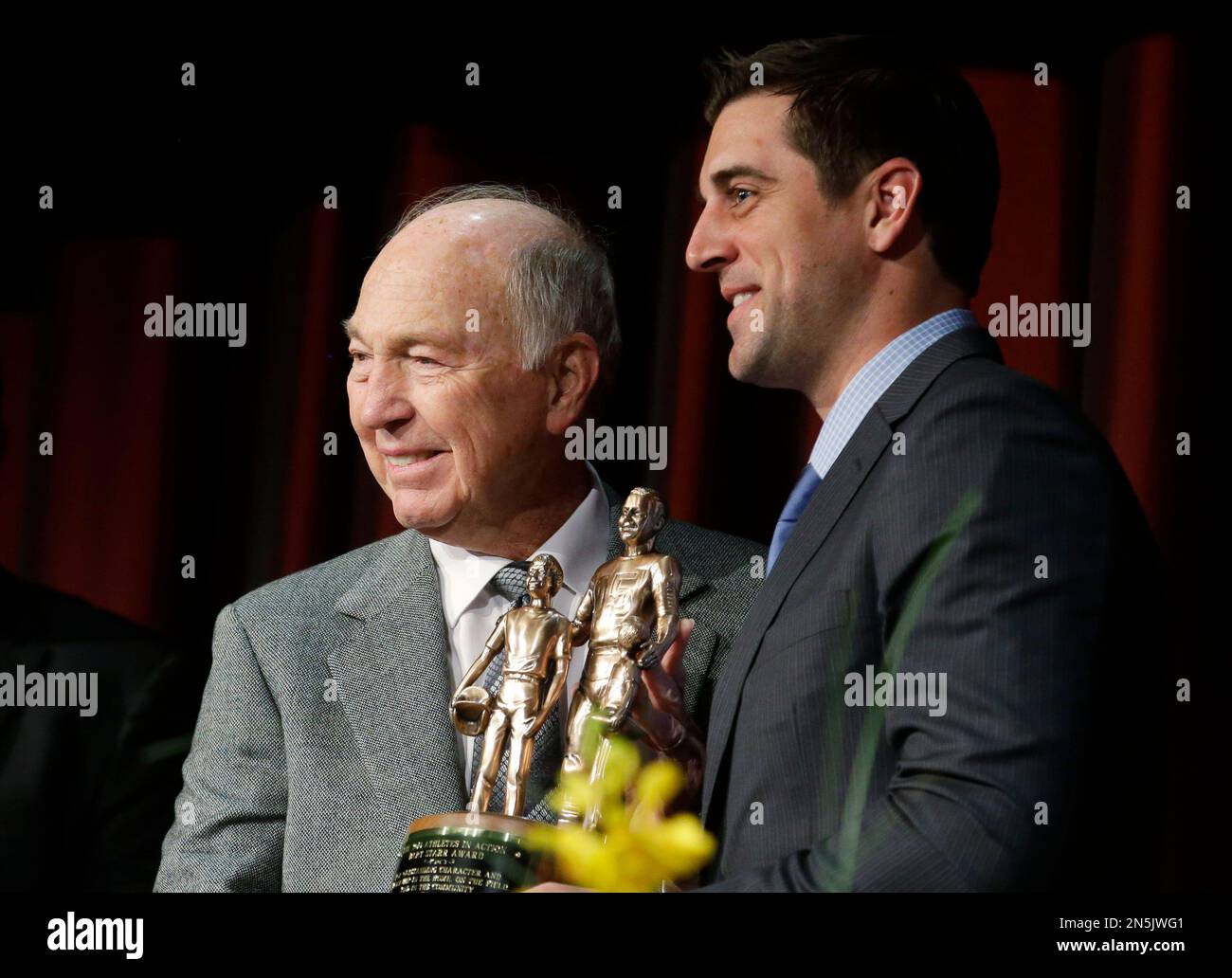 Aaron Rodgers accepts Bart Starr Award at Super Bowl Breakfast