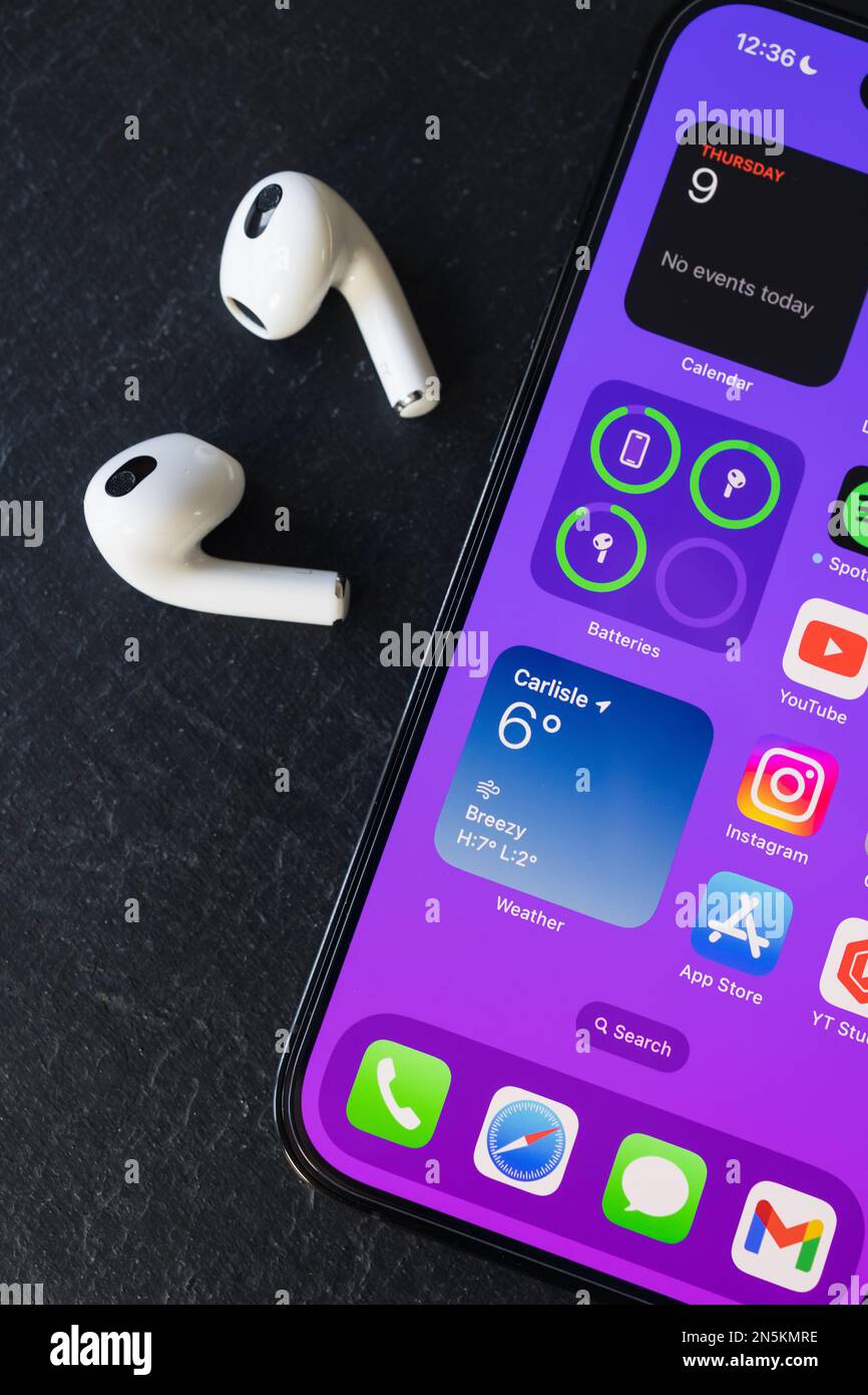 Orlando, FL/USA-12/6/19: An Apple store display of AirPods and Beats  wireless headphones Stock Photo - Alamy