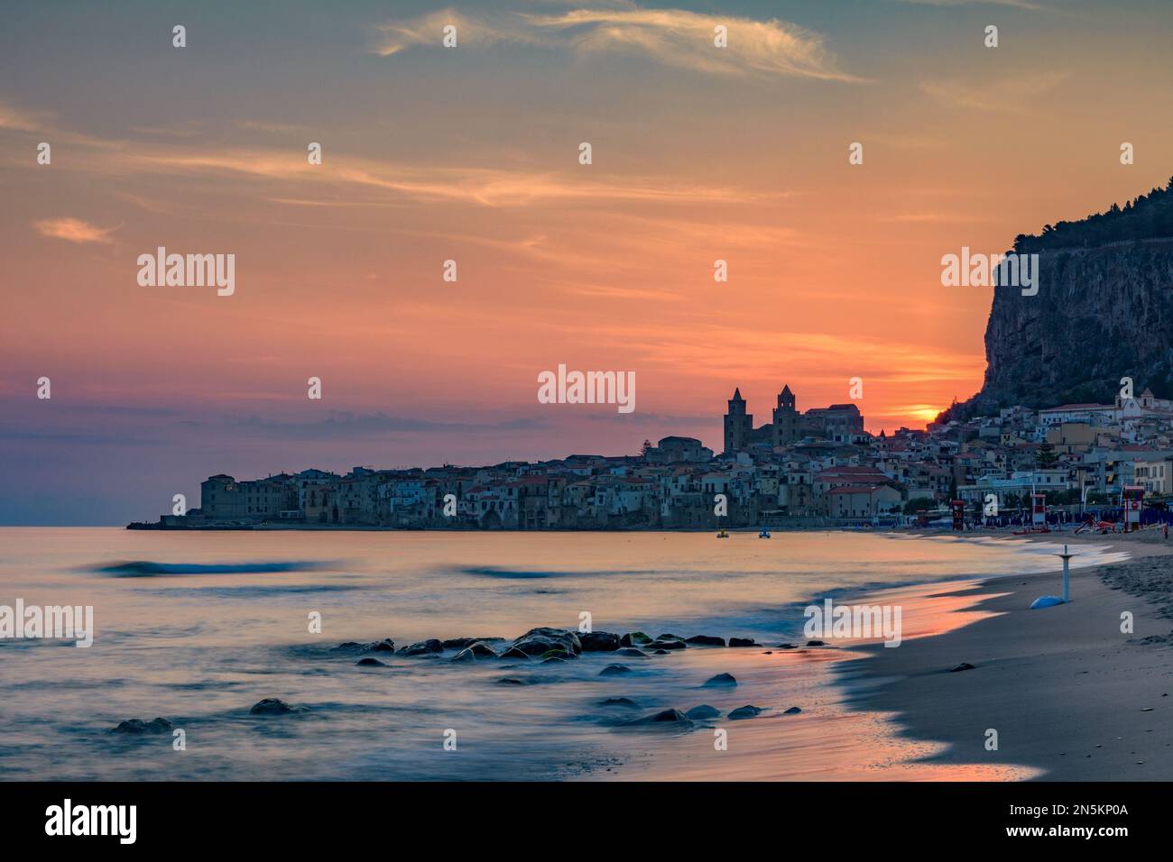 alba tra i pini cefalu