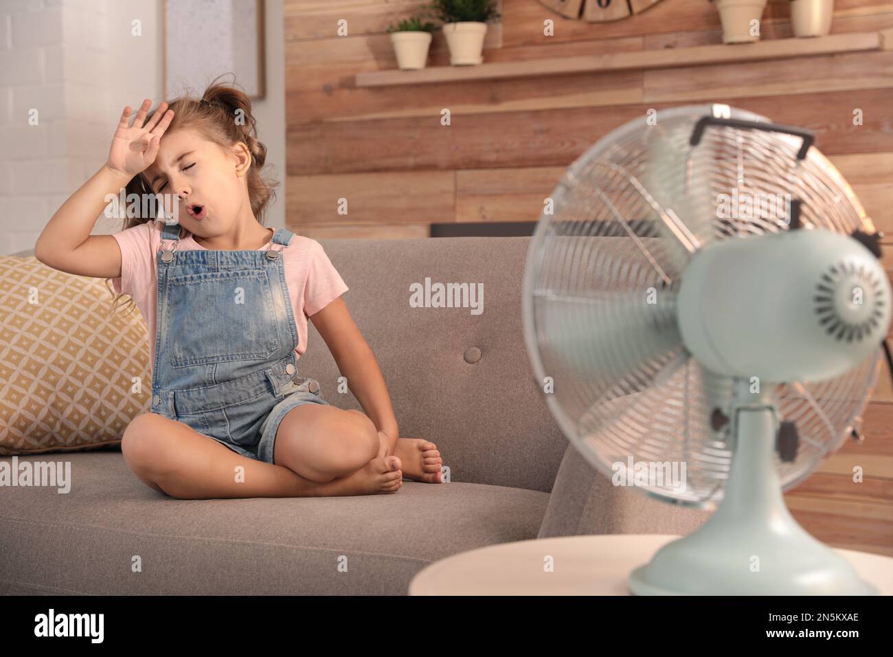 Child fan air hi-res stock photography and images - Page 9 - Alamy