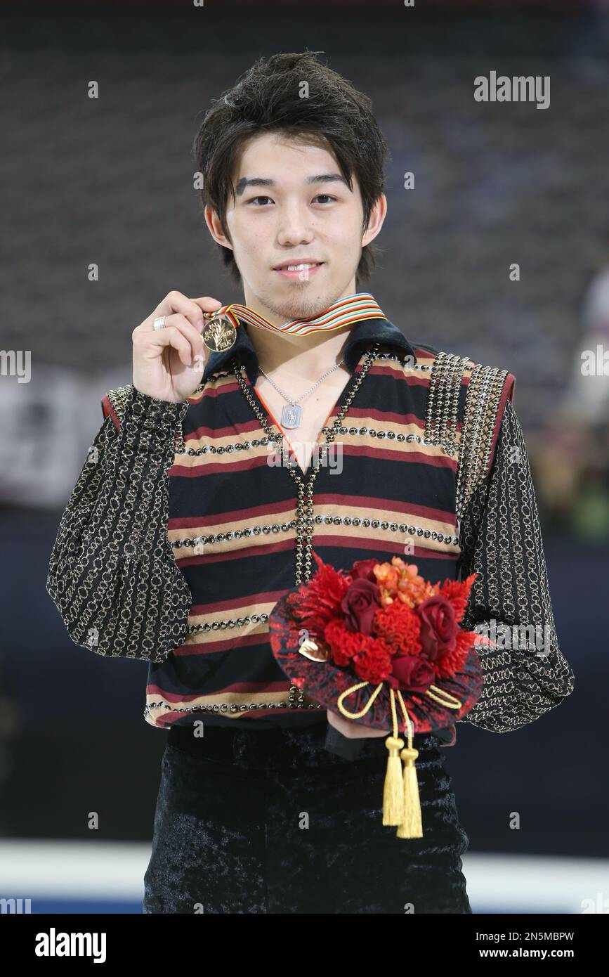 Japan's Takahito Mura shows his gold medal after winning the ISU Four
