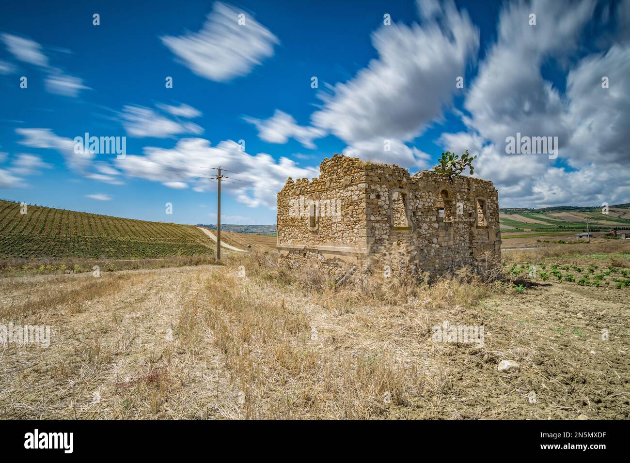 Abandoned country house in the Sicilian hinterland, Italy Stock Photo