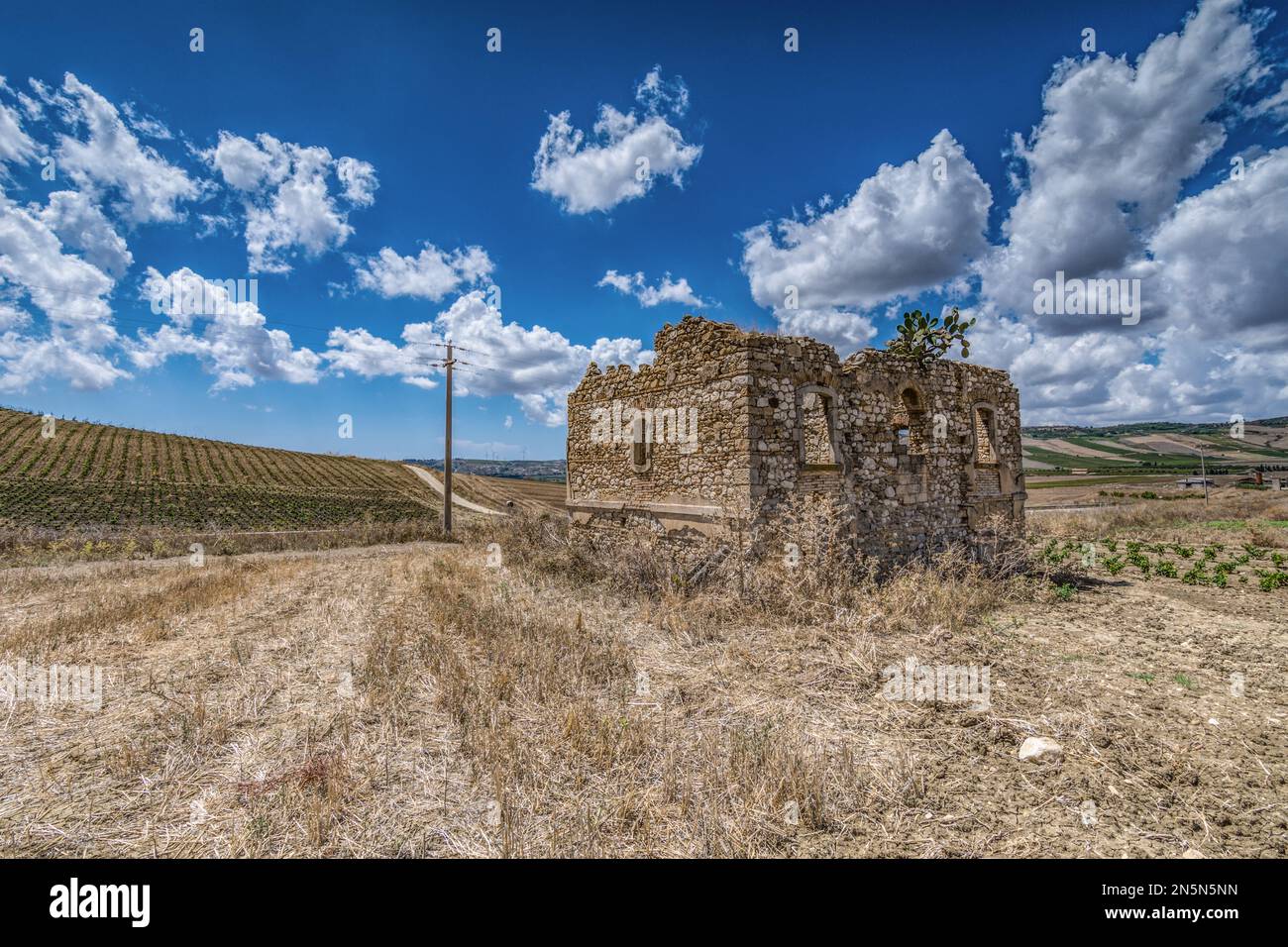 Abandoned country house in the Sicilian hinterland, Italy Stock Photo