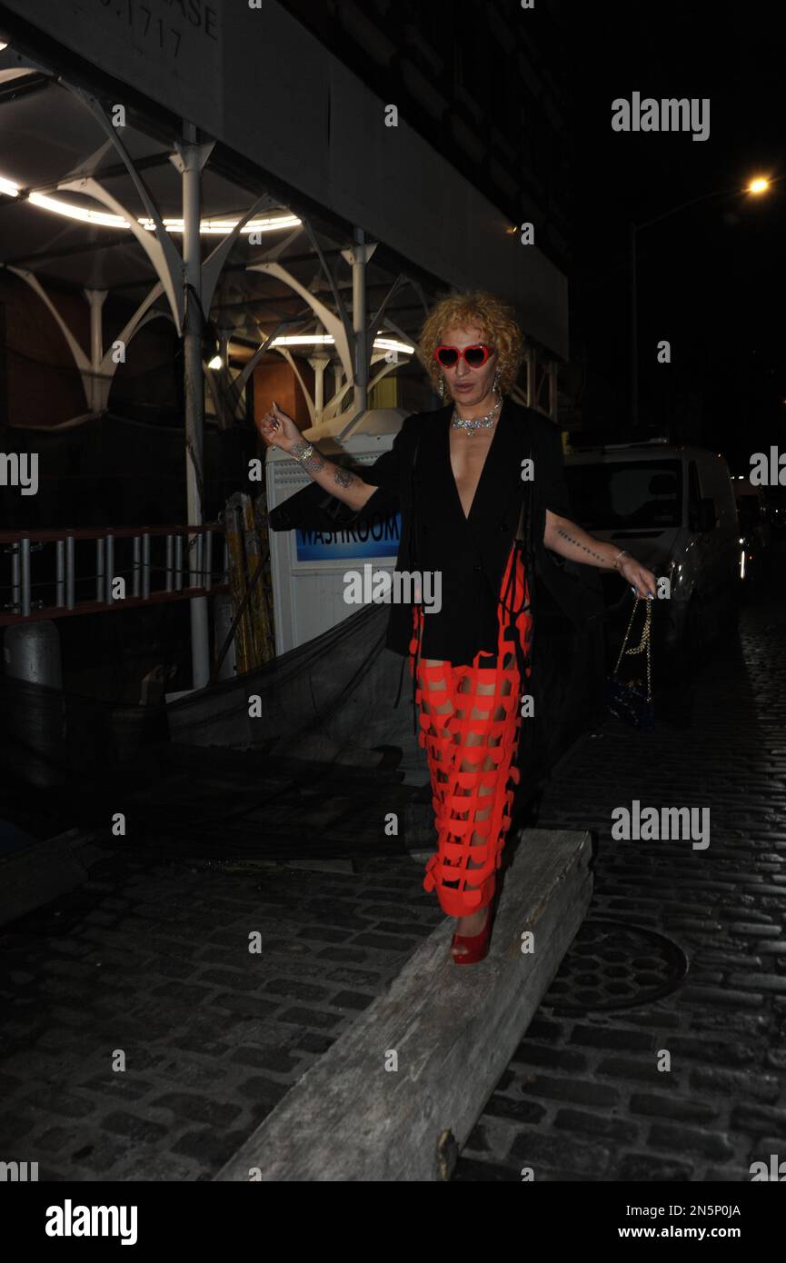 Fashion week nyc 2023 hi-res stock photography and images - Alamy