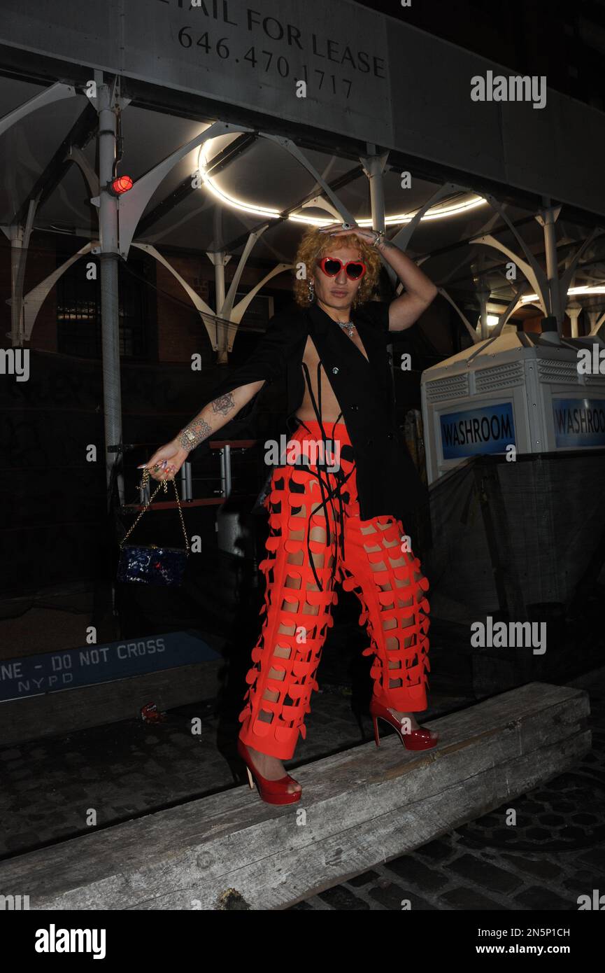 Fashion week nyc 2023 hi-res stock photography and images - Alamy