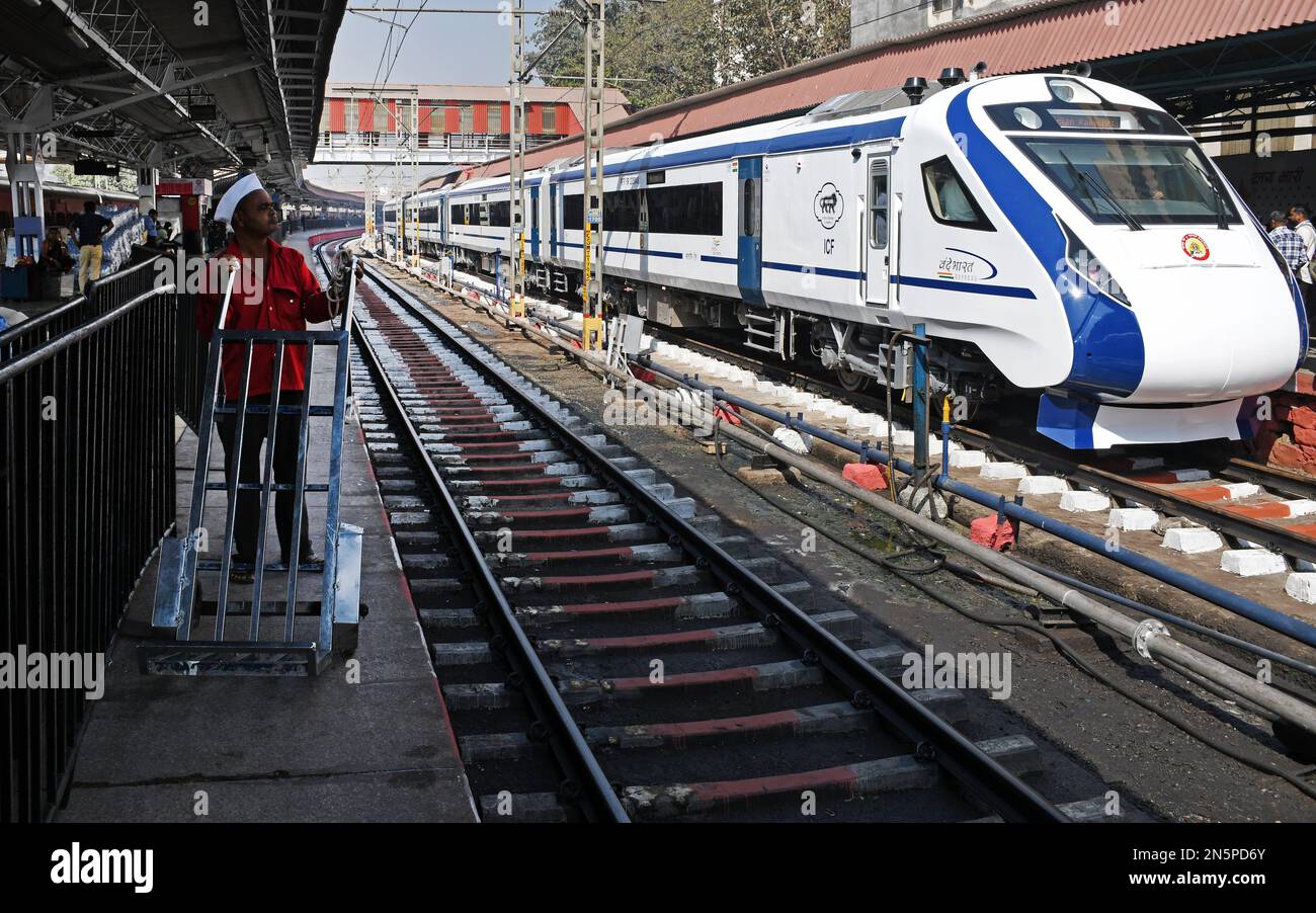 A porter stands on the opposite platform of Vande Bharat Express stationed at Chhatrapati Shivaji Maharaj Terminus (CSMT). Indian Prime Minister Narendra Modi will flag off Vande Bharat Express train for two routes, Chhatrapati Shivaji Maharaj Terminus (CSMT) and Sainagar Shirdi to Solapur on Friday in Mumbai. Stock Photo