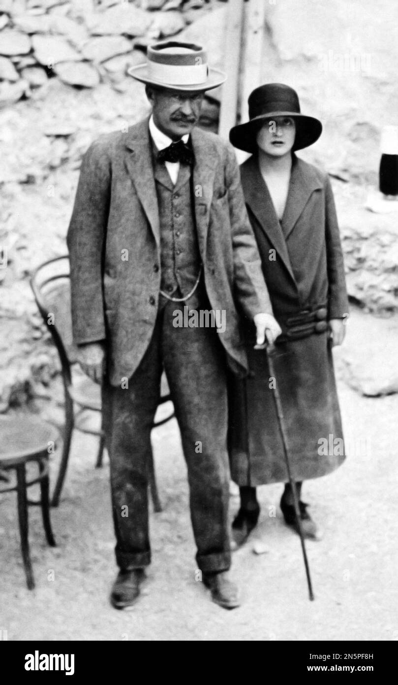 George Herbert, Lord Carnarvon and his daughter, Lady Evelyn Herbert at the tomb of Tutankhamen.  Portrait of the financial backer of the search for and excavation of Tutankhamun's tomb, George Edward Stanhope Molyneux Herbert, 5th Earl of Carnarvon (1866-1923), 1922 Stock Photo