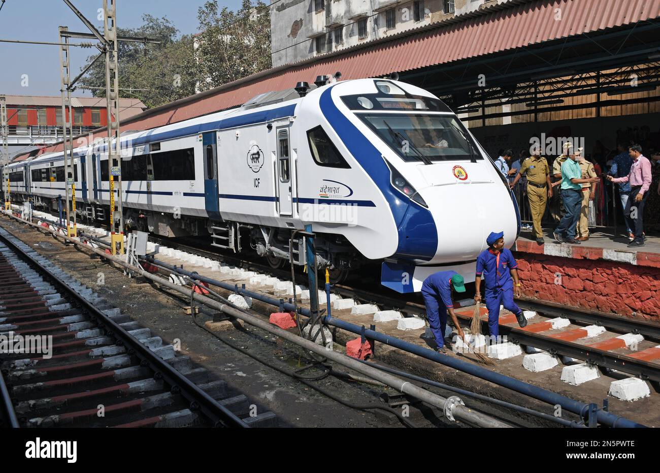 Mumbai, Maharashtra, India. 9th Feb, 2023. Workers clean railway tracks ...