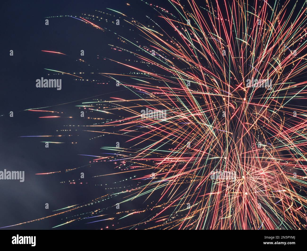 fuegos-artificiales-de-colores-en-una-noche-de-fiesta-stock-photo-alamy