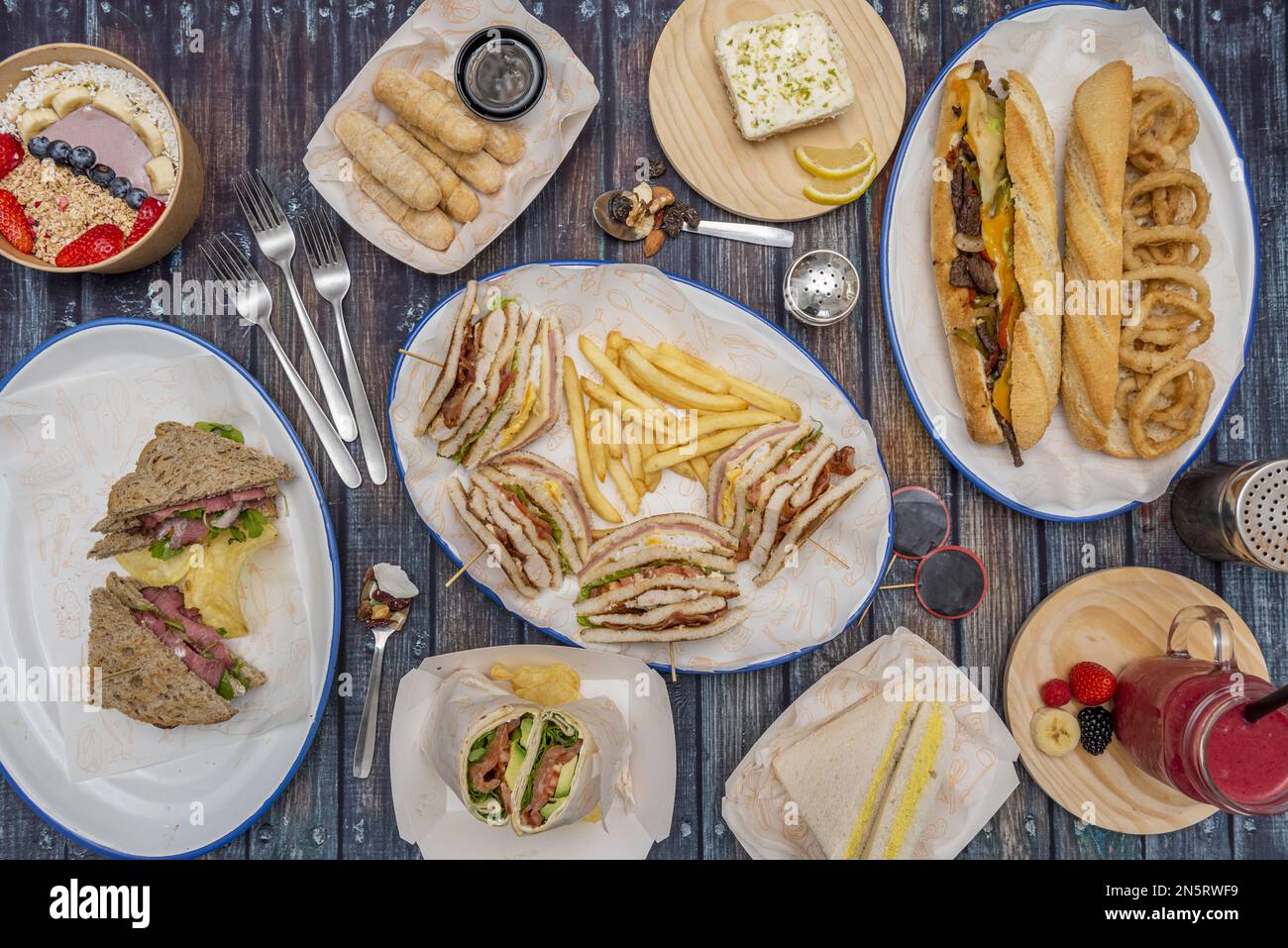 Set de platos de comida rapida, bocadillos, tequeños venezolanos, tartas y bocadillo de calamares Stock Photo