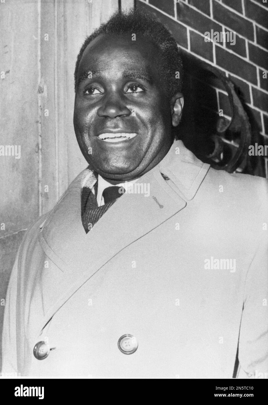 Kaunda, the President of Zambia, arrives at 10 Downing Street