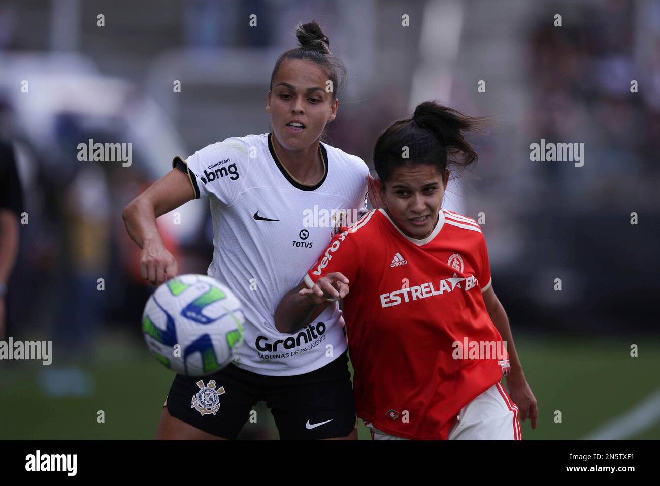 SP - Sao Paulo - 09/02/2023 - SUPERCOPA DO BRASIL FEMININA 2023,  CORINTHIANS X INTERNACIONAL - Gabi Portilho, a Corinthians player, competes  with Eskerdinha, a Internacional player, during a match at the