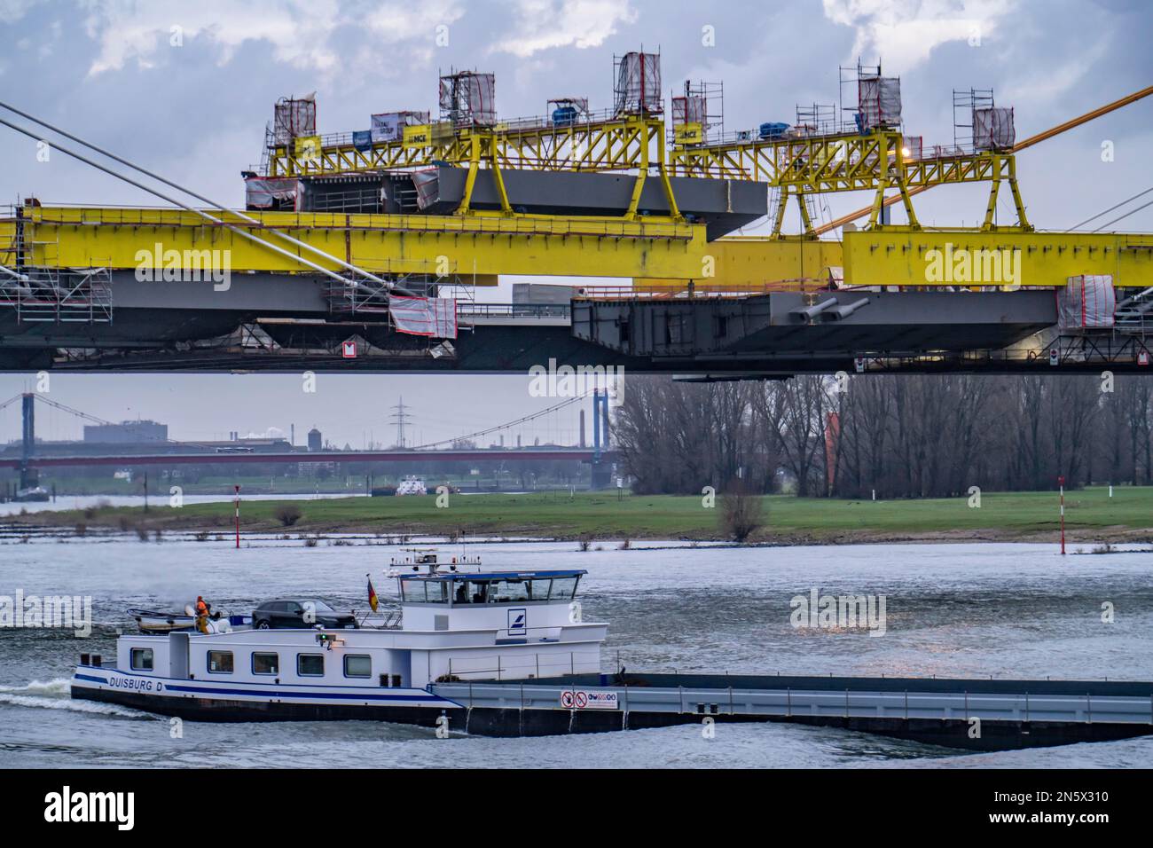 New construction of the Neuenkamp motorway bridge, the A40, over the Rhine, shortly before the insertion of the last bridge element, into the first of Stock Photo