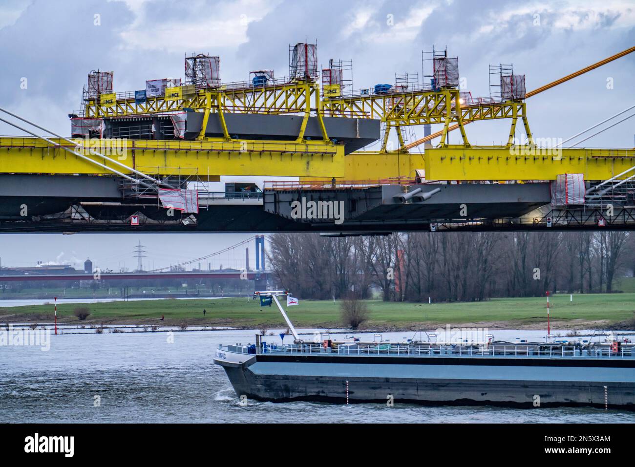 New construction of the Neuenkamp motorway bridge, the A40, over the Rhine, shortly before the insertion of the last bridge element, into the first of Stock Photo