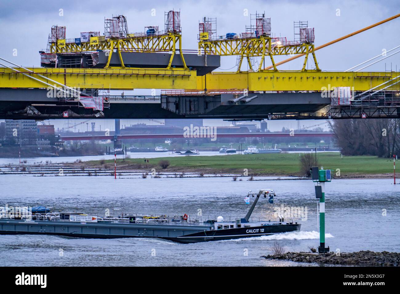 New construction of the Neuenkamp motorway bridge, the A40, over the Rhine, shortly before the insertion of the last bridge element, into the first of Stock Photo