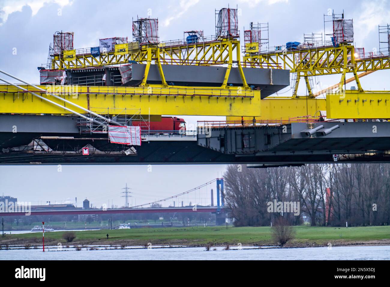 New construction of the Neuenkamp motorway bridge, the A40, over the Rhine, shortly before the insertion of the last bridge element, into the first of Stock Photo