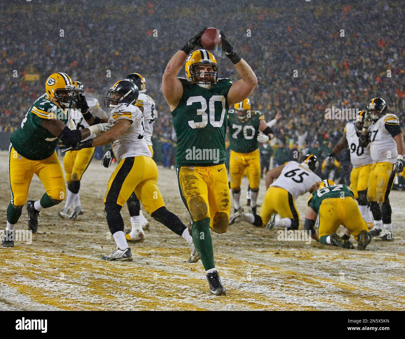 Green Bay Packers fullback John Kuhn rushes for a touchdown against the