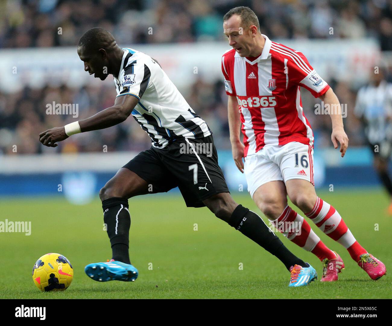 Newcastle United's Moussa Sissoko, left, vies for the ball with Stoke