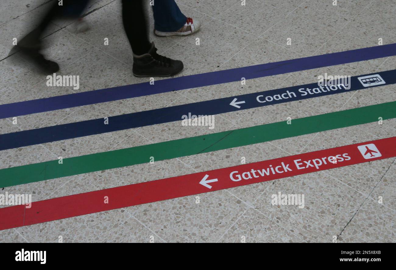 travellers-walk-in-the-opposite-direction-to-the-sign-for-the-gatwick