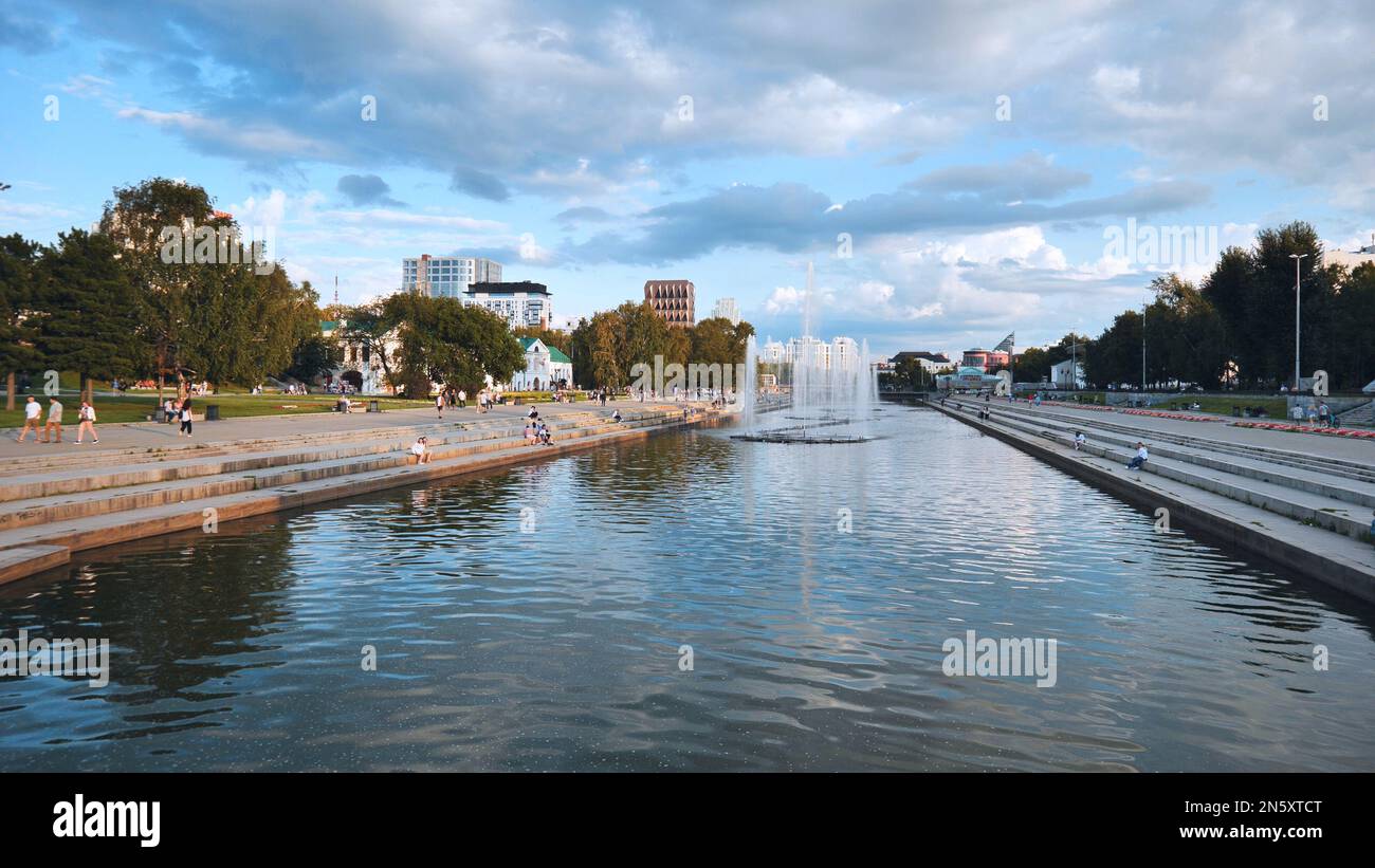 Pond embankment hi-res stock photography and images - Alamy